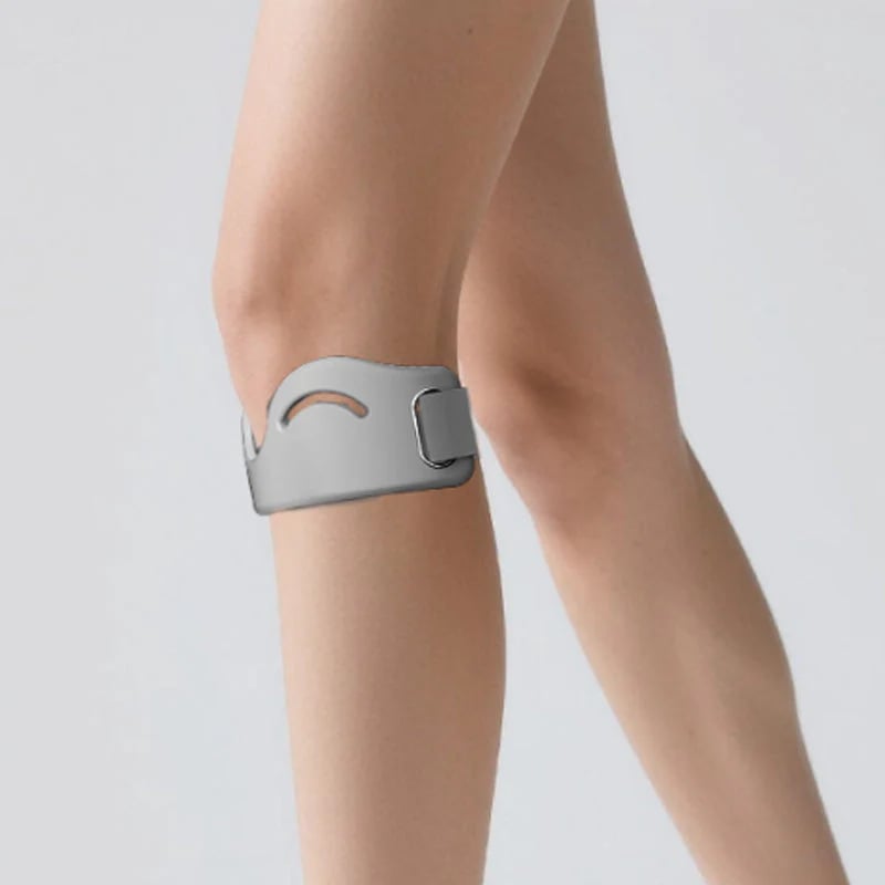 Patella support strap positioned below the kneecap